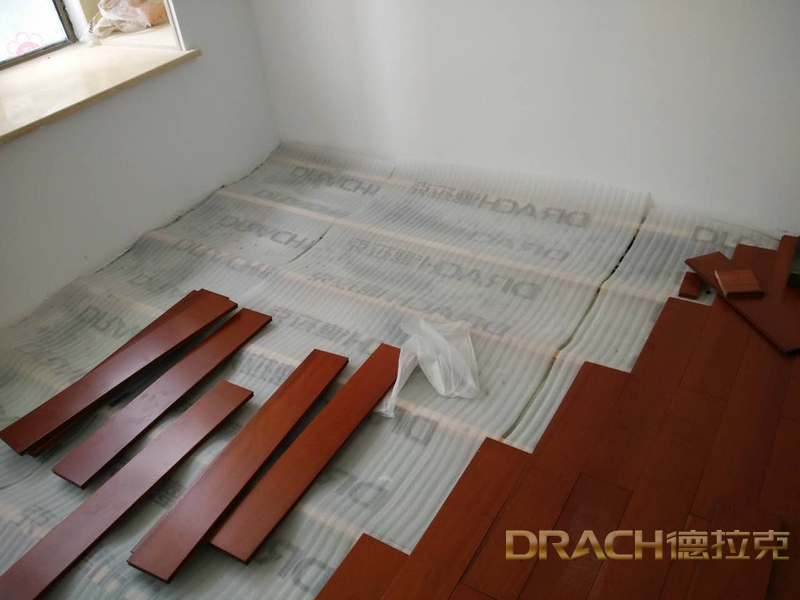 实木地板安装是打龙骨好还是平铺好?哪种更稳