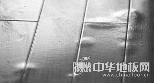 复合地板拖地即鼓包 商家称拖地方法不对 -- 消
