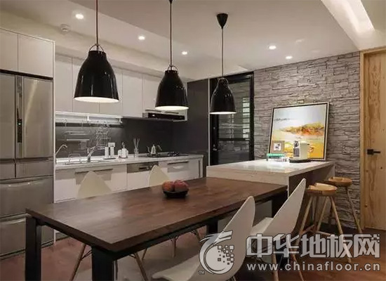 80平米二居室老房换新装 简约风格木地板装修