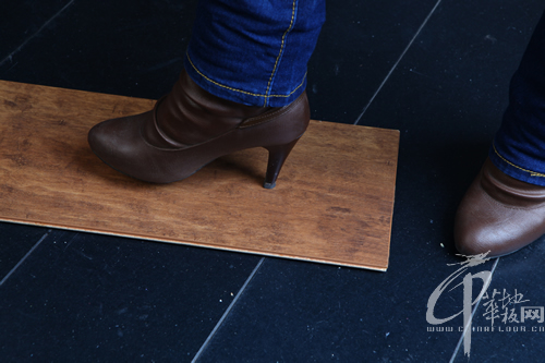 测评员用高跟鞋跟用力踩踏地板,未见凹痕