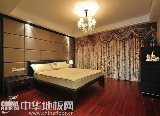 黑白时尚家居 红色木地板增添魅力(图)